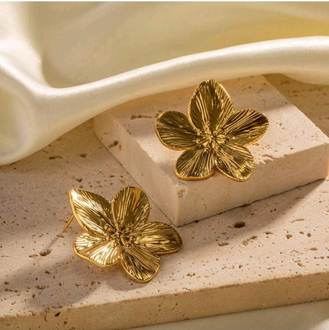 Pendientes dorados diseño de flor