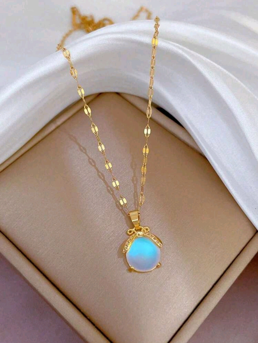 Collar dorado con piedra azul cristalino