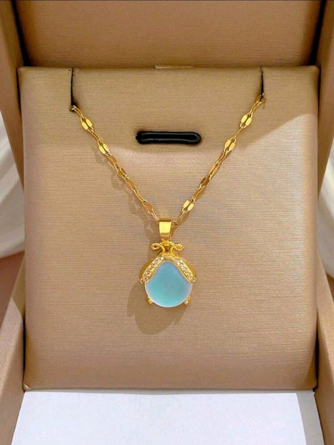 Collar dorado con piedra azul cristalino