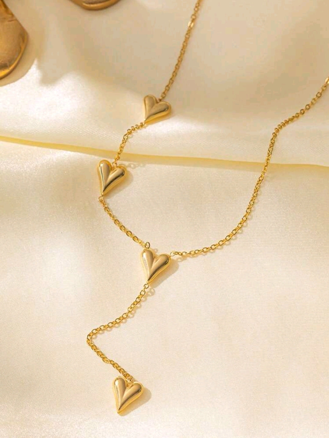 Collar dorado diseño de corazones