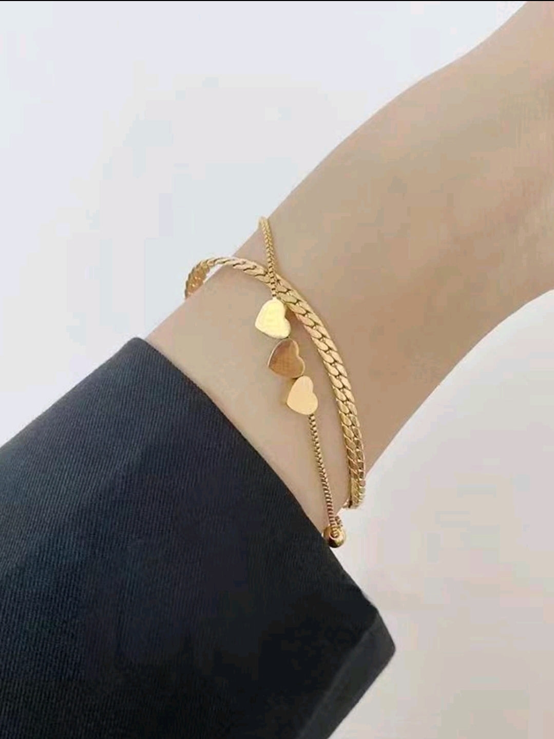 Pulsera dorada capa doble diseño de corazones