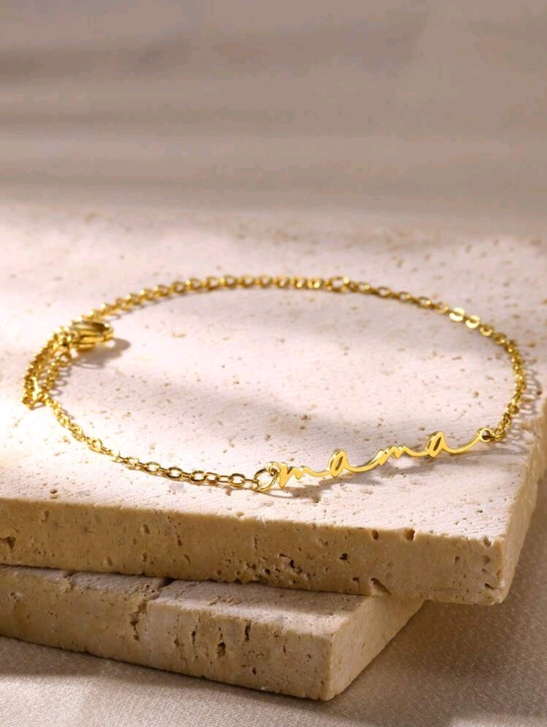 Pulsera ajustable dorada con diseño de mamá