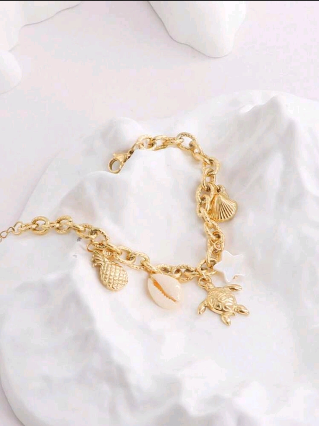 Pulsera dorada con dijes marinos. Acero Inoxidable chapado en oro