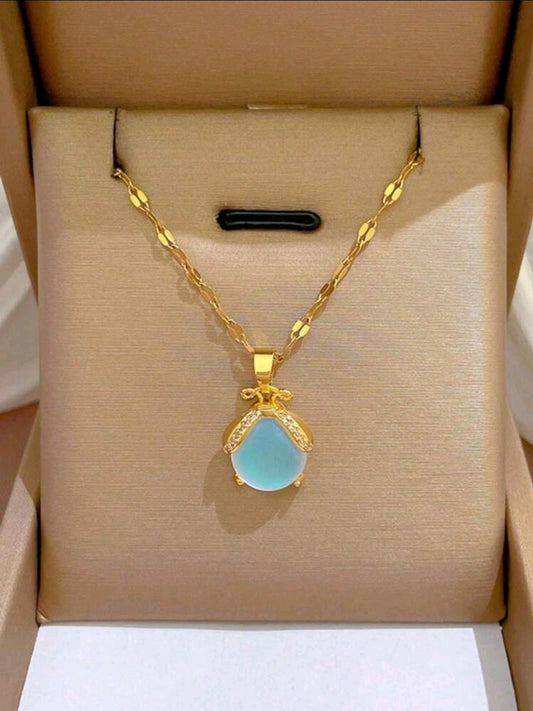 Collar dorado con piedra azul cristalino