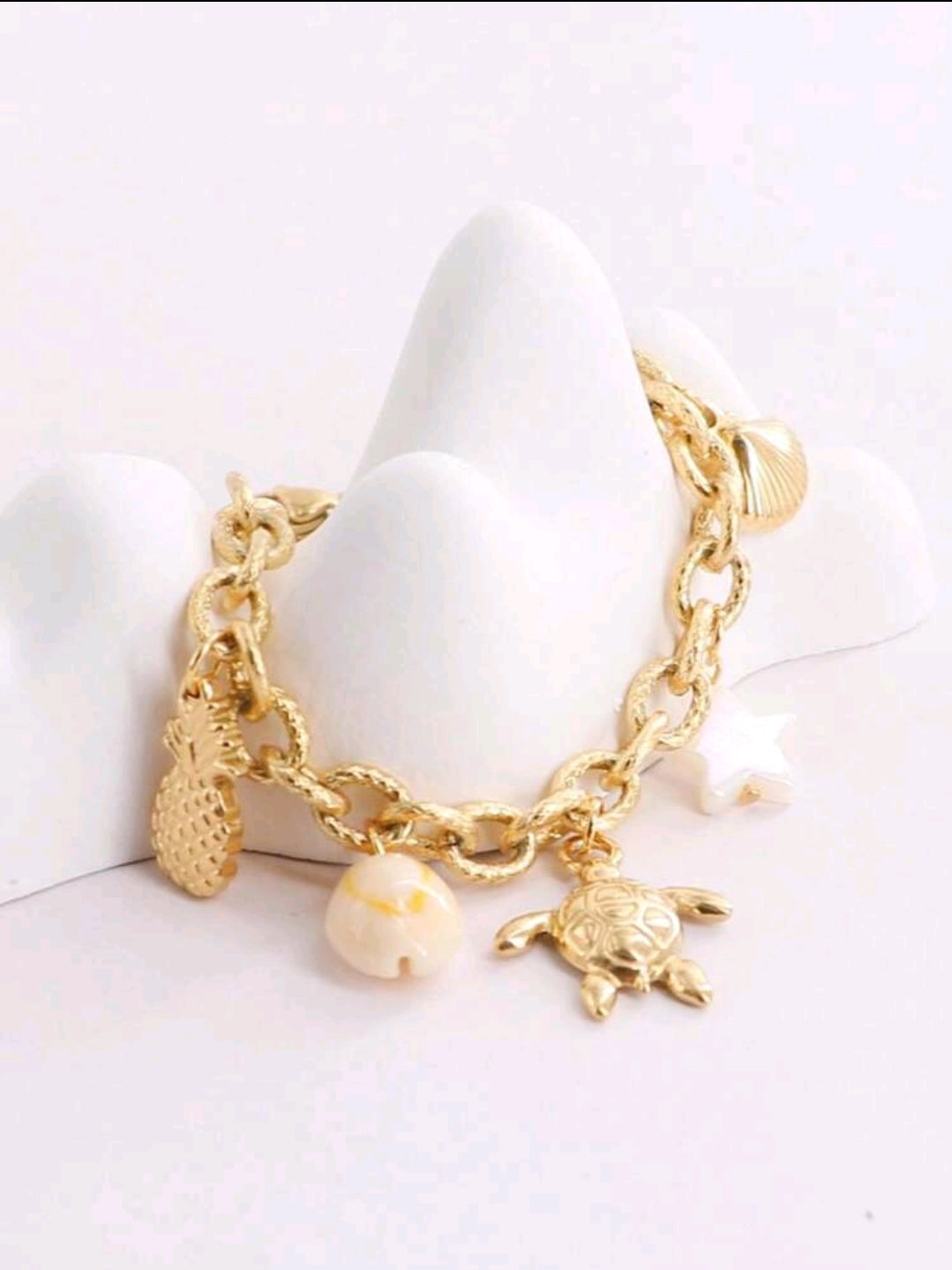Pulsera dorada con dijes marinos. Acero Inoxidable chapado en oro