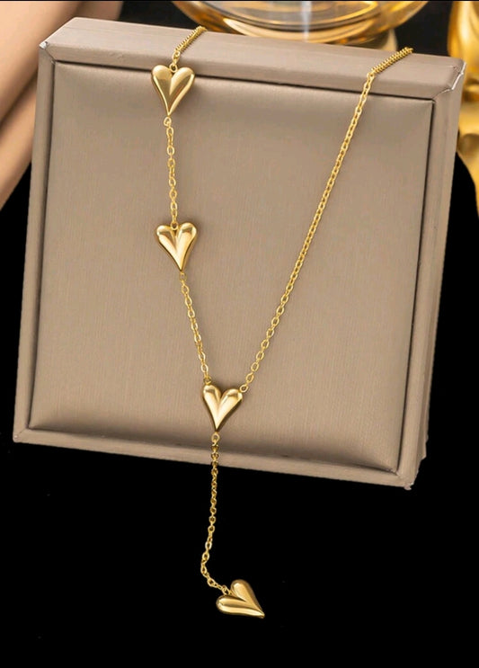 Collar dorado diseño de corazones