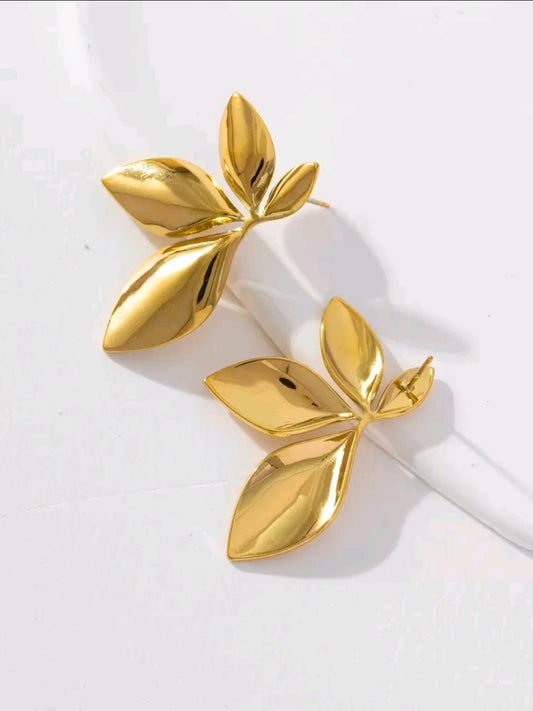 Pendientes dorados diseño de hojas
