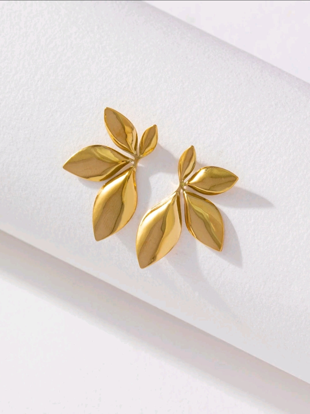 Pendientes dorados diseño de hojas