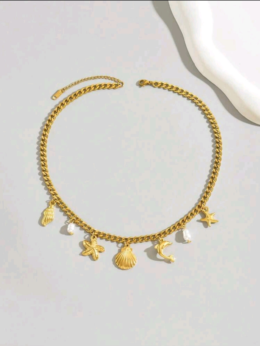 Collar dorado con dijes marinos. Acero inoxidable chapado en oro 18k