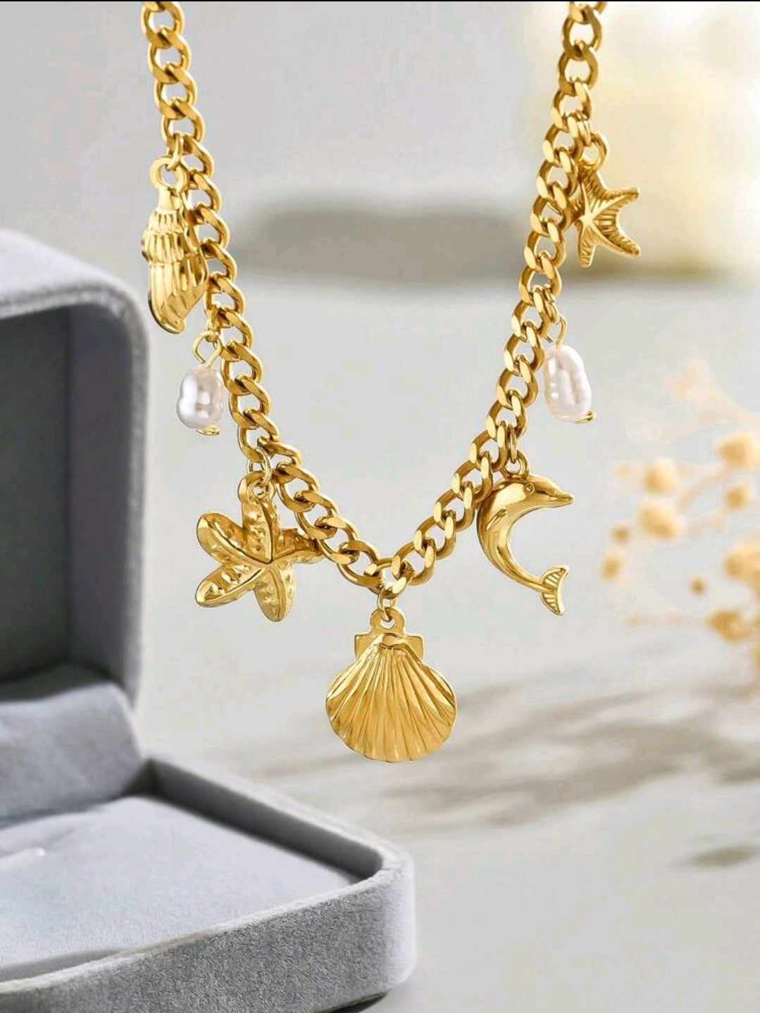 Collar dorado con dijes marinos. Acero inoxidable chapado en oro 18k