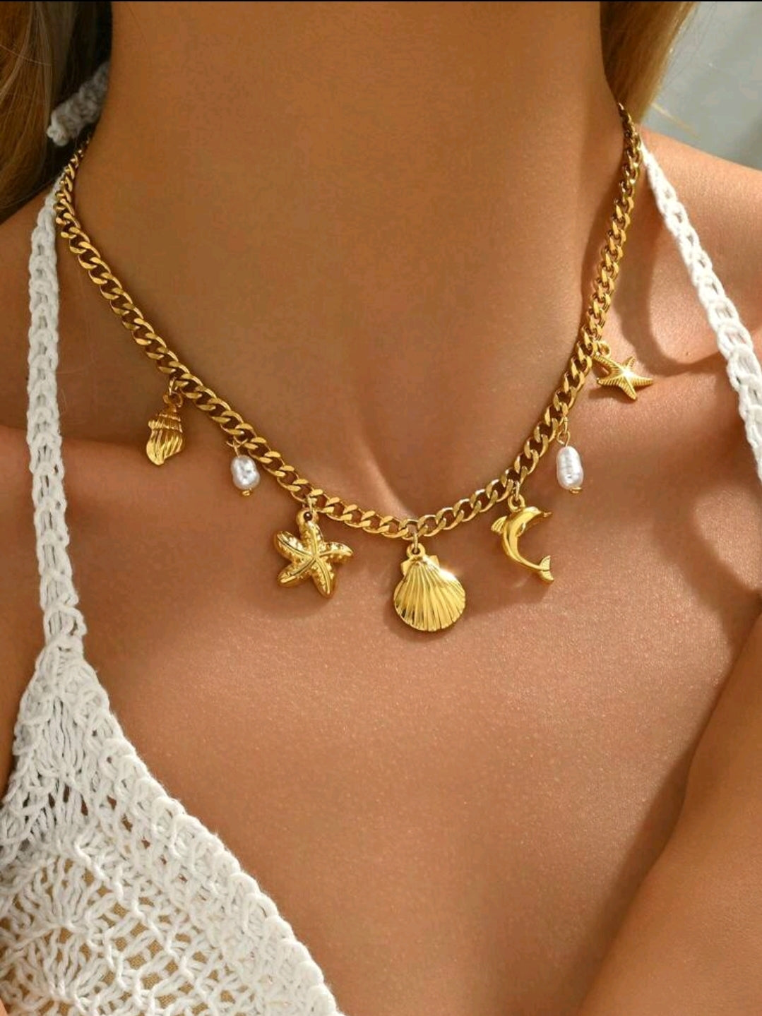 Collar dorado con dijes marinos. Acero inoxidable chapado en oro 18k