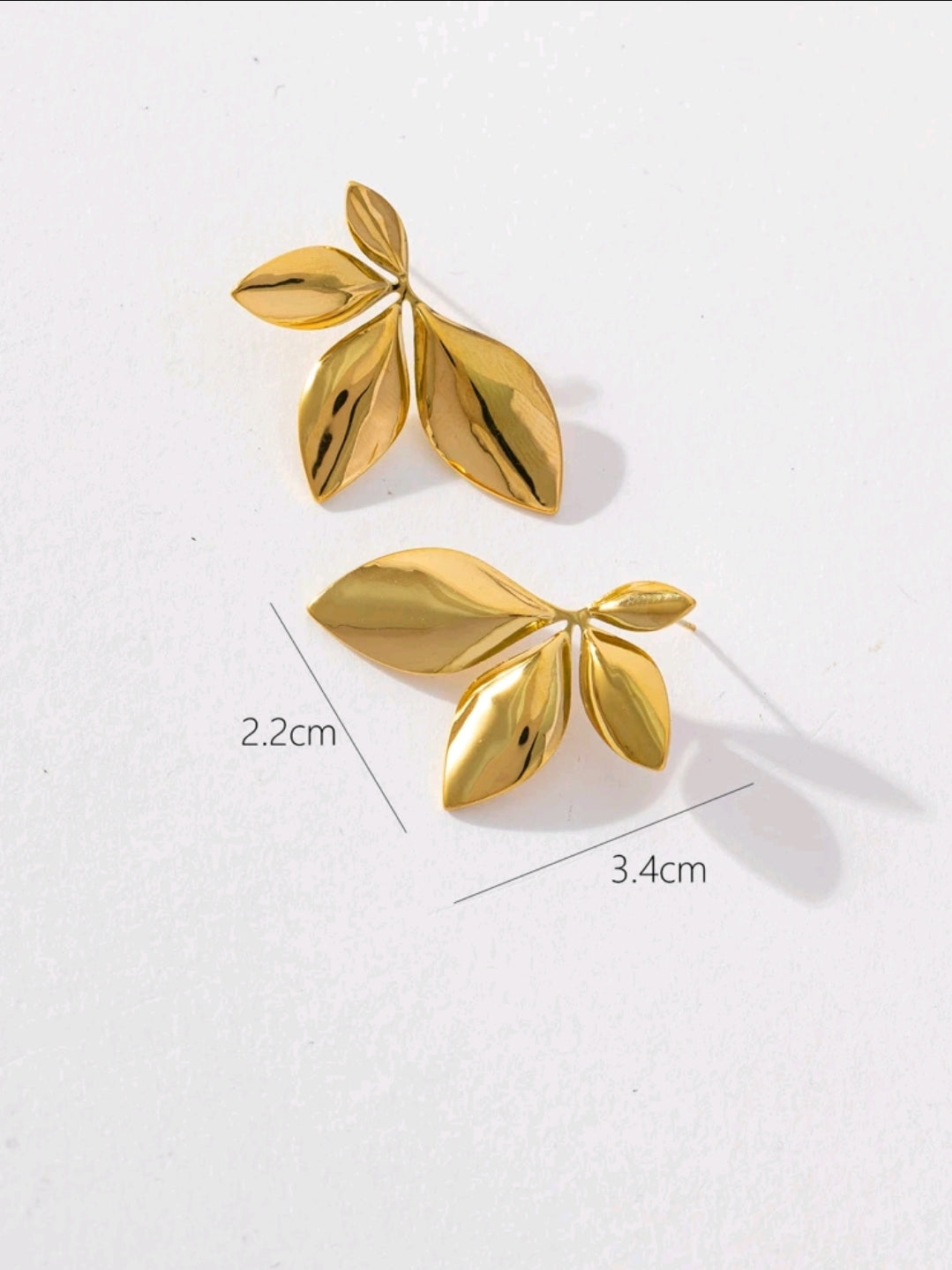 Pendientes dorados diseño de hojas