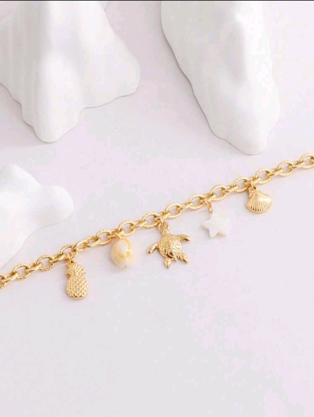 Pulsera dorada con dijes marinos. Acero Inoxidable chapado en oro